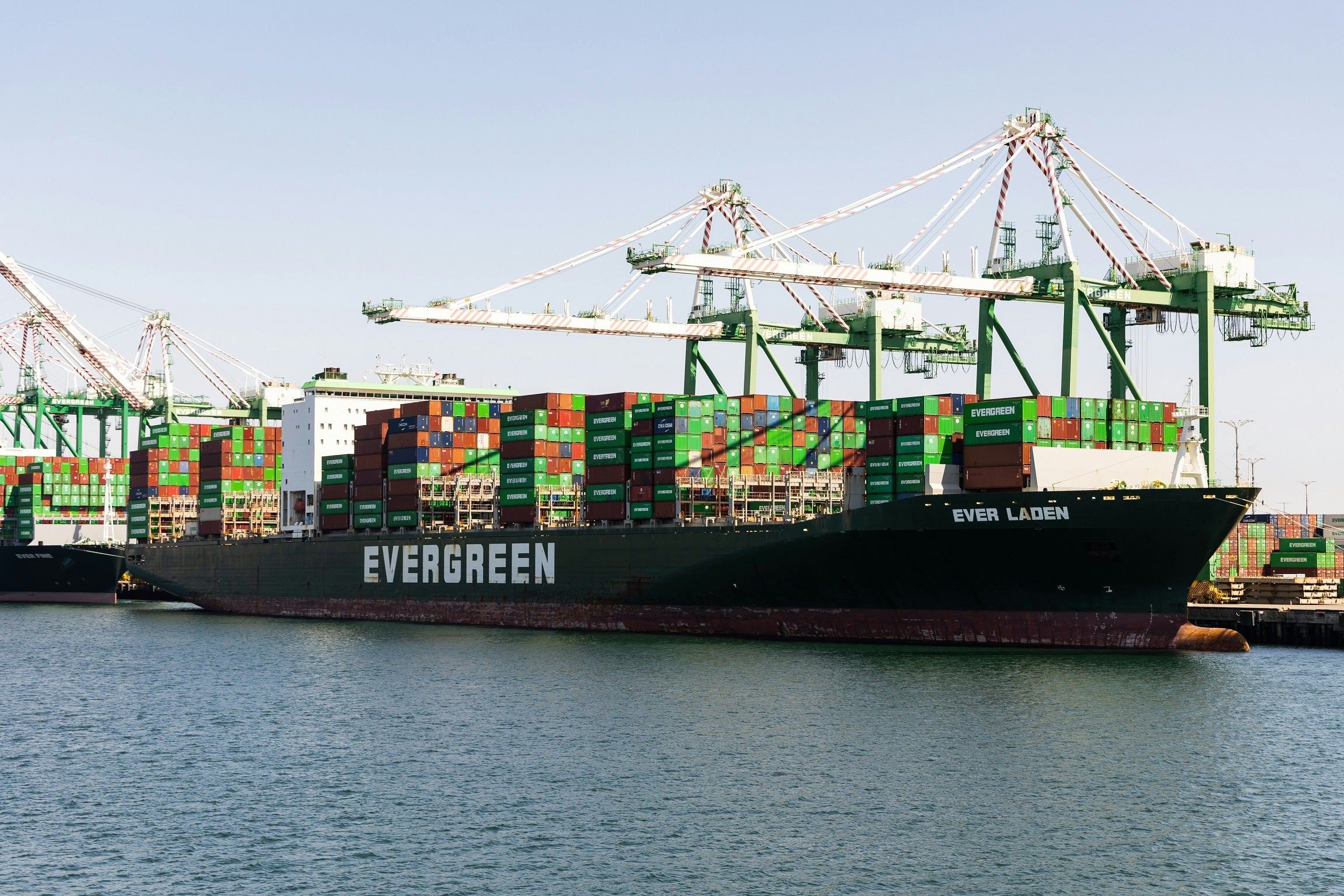 evergreen container at sea Fotografía de Sven Piper on Unsplash