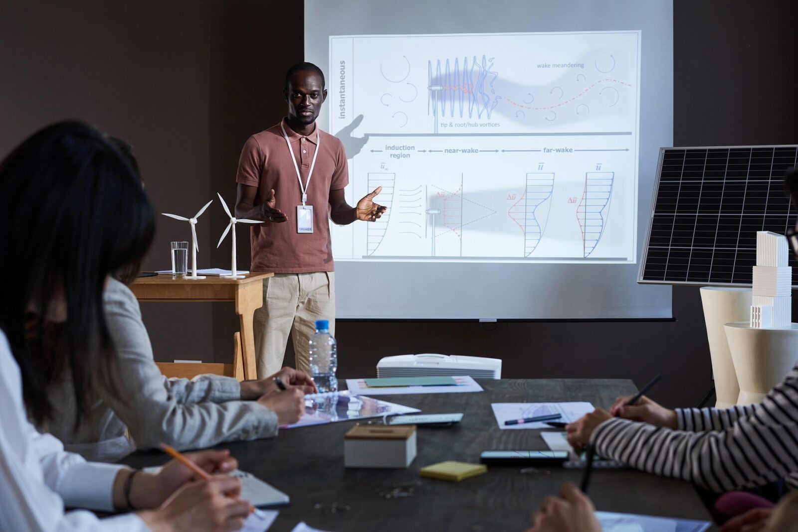 Hombre joven presenta un proyecto de conocimiento sobre energia sostenible