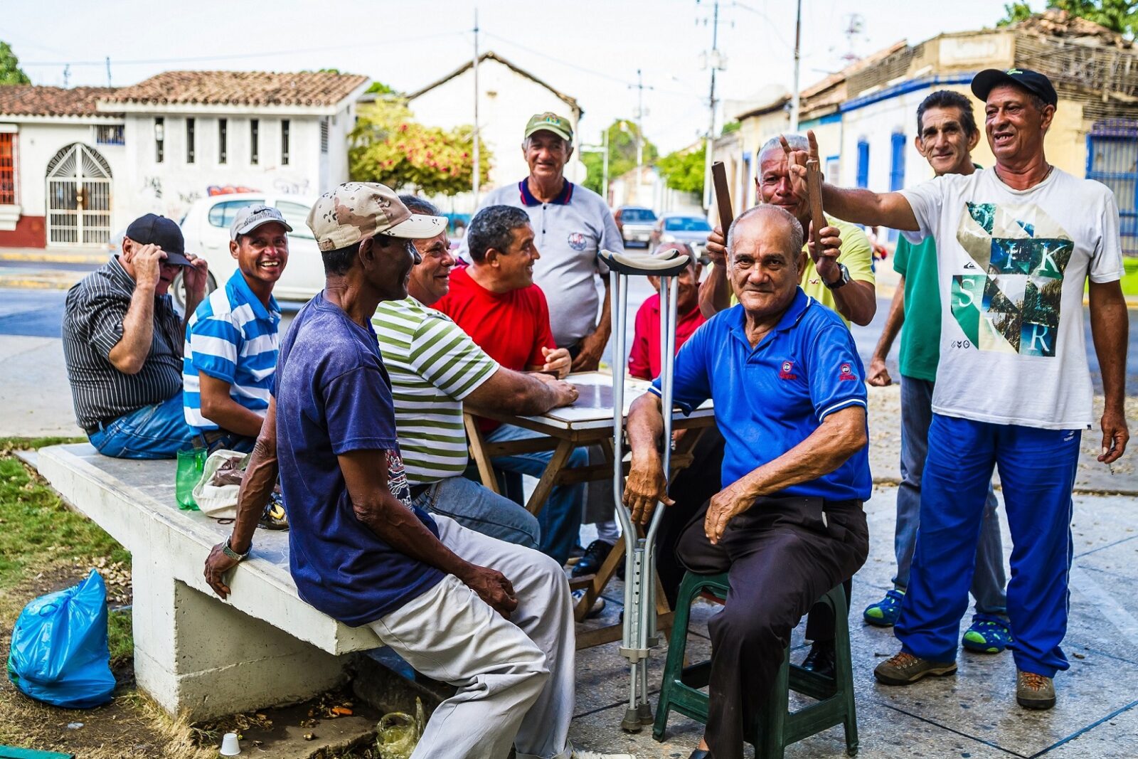 Grupo de hombres descansando