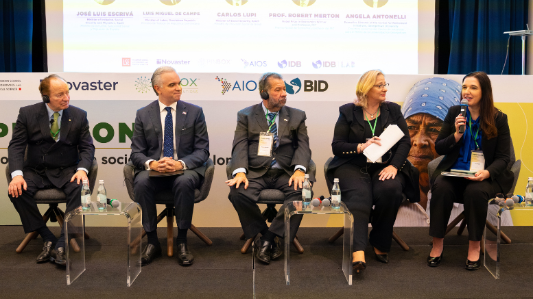 Laura Ripani, jefa de la División de Mercados Laborales del BID, conduce un panel sobre los desafíos globales de los sistemas de pensiones junto al premio Nobel de Economía Robert Merton y destacados ministros de América Latina y el Caribe en el Global Pensions Programme 2023.