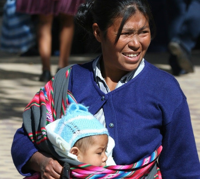 ¿Y con quién dejo a mi hijo para ir a trabajar? Es la pregunta que se hacen muchas madres en América Latina. Aprende qué políticas han funcionado en Bolivia para impulsar la participación laboral de las mujeres madres.