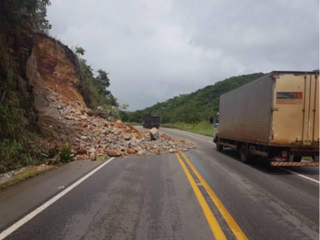 Deslizamiento de tierra - BR-070, Mato Grosso, Brasil. Crédito: DNIT/ revelación.